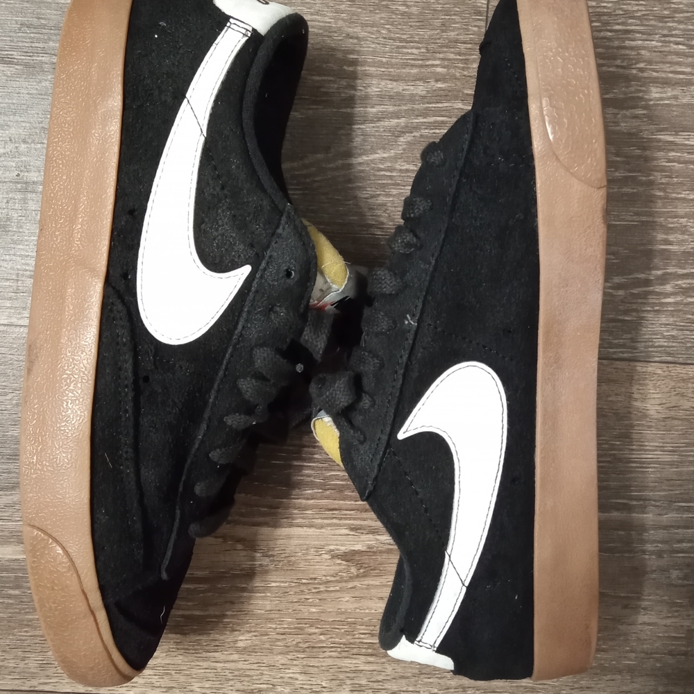 Nike Women Vintage Blazer Low In Black and White with Gum Sole.